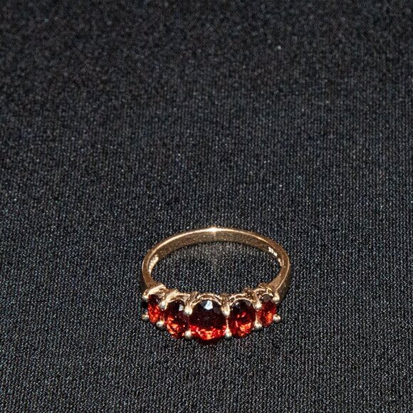 Vintage 14K Solid Yellow Gold and 5 Garnet Ring, Size 7 3/4 - Picture 1 of 3